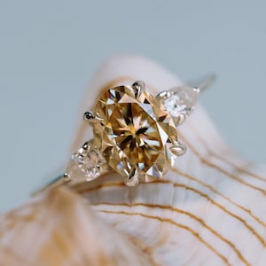 14k drei Stein Verlobungsring, Champagne Moissanite Verlobungsring, Oval Moissanite Ring, Jubiläumsgeschenk, ethisch hergestellt