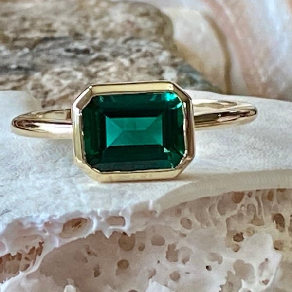 Anello in oro 14k con smeraldo, incastonatura est-ovest, anello di fidanzamento con smeraldo, anello di fidanzamento con taglio smeraldo, anello con smeraldo solitario, pietra portafortuna di maggio
