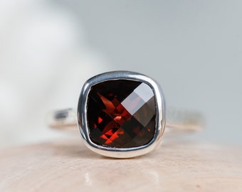 Granat Lünette Ring mit Kissenschliff, natürlicher Granat Ring, 14k Granat Ring, Granat Ring, Januar Geburtsstein, Birthstone Ring