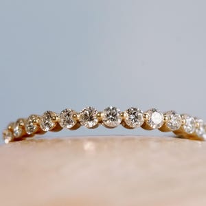Anillo de aniversario con diamantes de laboratorio, alianza de boda con diamantes, alianza de boda con moissanita, regalo de aniversario, alianza de boda delicada, anillo apilable de diamantes