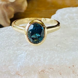 Anillo de topacio azul Londres de 14 k, anillo ovalado de topacio azul Londres, solitario de topacio azul Londres, anillo con bisel de topacio azul Londres, Something Blue