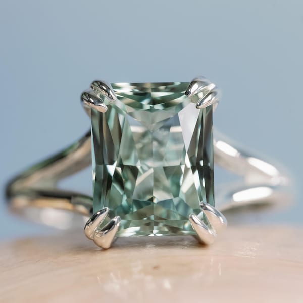 Anillo de oro de 14k con zafiro verde talla radiante y montura dividida, zafiro verde cultivado en laboratorio, 10 x 8 mm, de origen ético y libre de conflictos.
