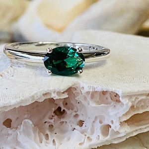 Smaragd Ring, Gold Smaragd Ring, Smaragd Verlobungsring, Smaragd im Ovalschliff, Solitaire Setting, Stapeling Ring, Ost-West-Ring