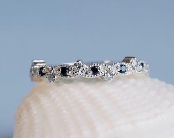 Vigselring i art déco-stil med diamanter och safir: Stapelbar ring i 14 karat guld