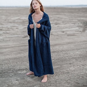 ネイビーカーディガン、ダークブルーコート、オーバーサイズカーディガン、チャンキーセーター、ベーシックな服、チャンキーニットウェア、ロングコート、ミニマルなレディース服