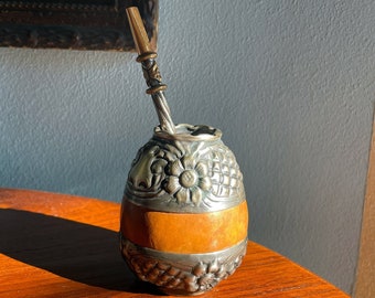 Yerba mate pumpkin cup with vintage bombilla, hand-chiseled with flowers, gold-plated parts, handmade in Argentina, collectible, ooak
