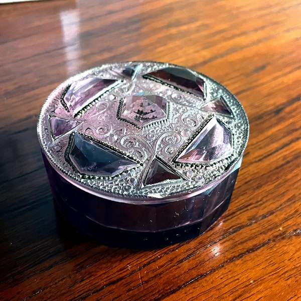 Art Decò jewelery round box in amethyst-coloured glass, vintage container for pills or rings, with lid on, damask workmanship, handmade