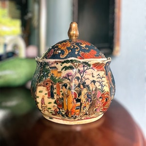 Ancient Satsuma container, Moriage, probably from the Meiji Period, hand painted bon bon holder Geishas, biscuit jar , centerpiece