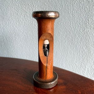 Reloj de arena antiguo insertado en un carrete de madera antiguo, cronómetro hecho a mano, década de 1960, raro, pieza única.