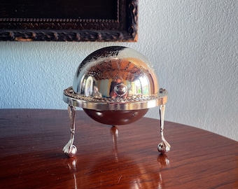 Caviar holder from the 1940s in metal, nickel silver, with lion's paws and hooks for the spoon, butter dish, Italian vintage, made in Italy