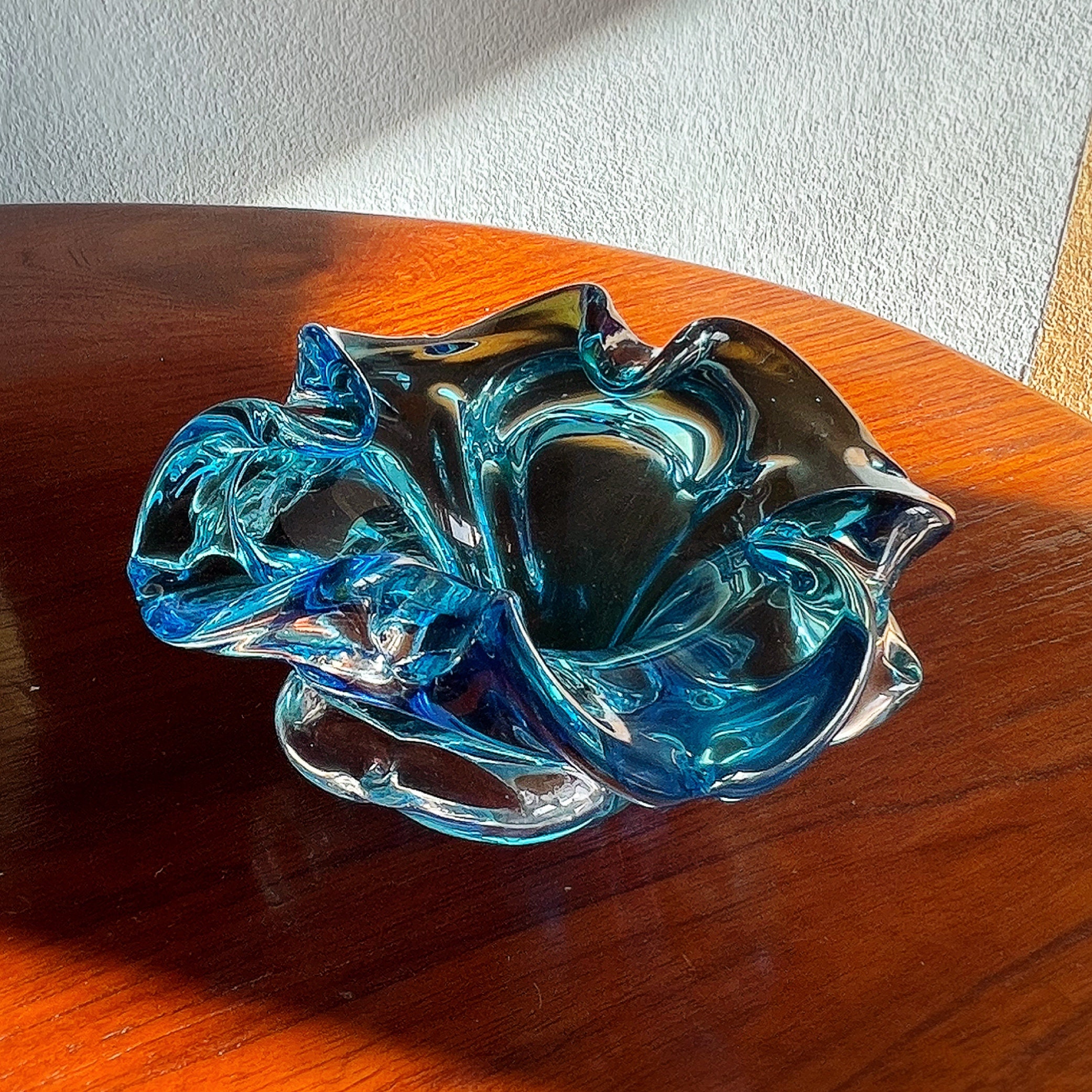 スカイブルーのムラーノガラスを使用したヴィンテージ灰皿。イタリア製