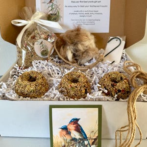 Handmade Birdseed Cakes & Nesting Ball Gift Set.