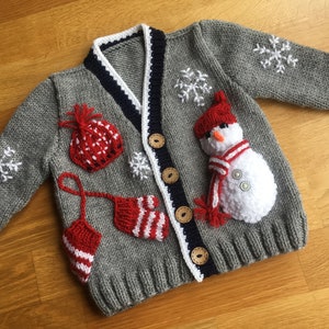 クリスマスの男の子の衣装、初めてのクリスマス衣装、クリスマスのベビーギフト、グレーのハンドニットカーディガン、雪だるま衣装、新生児の写真小道具のセーター