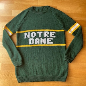 パーソナライズされた任意のテキストカスタムセーターグリーンメンズセーター、手編み刺繍レディース、ショールカラー、メンズギフト、ウールウエストコート、