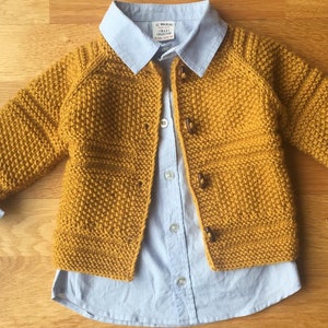 マスタード色のニットベビーカーディガン、男の子用ケーブルセーター、手編みの冬用コート、帰宅時の服装、ベビーニットウェア、誕生日プレゼント