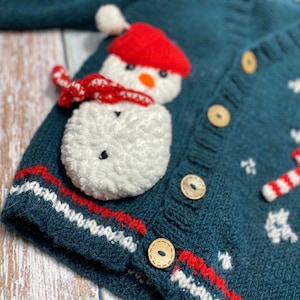 クリスマスの男の子の衣装、初めてのクリスマス衣装、クリスマスのベビーギフト、グレーのハンドニットカーディガン、雪だるま衣装、新生児の写真小道具のセーター