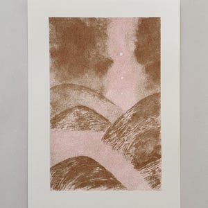 Puede incluir: Una ilustración digital de un paisaje con colinas marrones y un cielo rosa. El cielo tiene algunos puntos blancos que parecen estrellas.