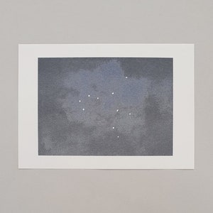 Peut inclure: Une peinture à l'aquarelle d'un ciel nuageux gris foncé avec des étoiles blanches éparpillées sur la toile.