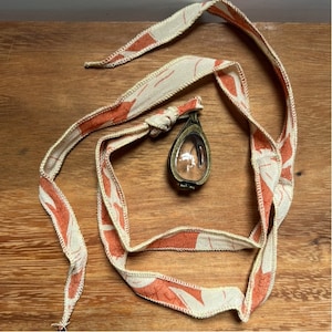 Intention Anhänger- antikes Messing- aufgereiht auf vintage Sari Seidenband- creme und rost