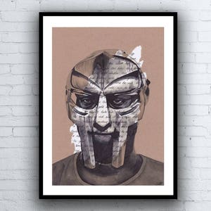 Könnte beinhalten: Eine Schwarzweißillustration einer Person, die eine Maske mit aufgedrucktem Text trägt. Die Maske ist eine stilisierte Darstellung eines menschlichen Gesichts mit einer großen, hervorstehenden Nase und einem breiten Mund. Der Text auf der Maske ist in handschriftlicher Form und scheint Songtexte oder Poesie zu sein. Die Person trägt ein dunkles Hemd und hat einen ernsten Gesichtsausdruck.