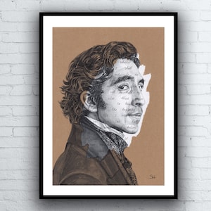 Op de afbeelding: Een zwart-witte tekening van een mannengezicht met tekst die over de afbeelding is gelegd. De tekst luidt "whilst I shall not be able to hold my tongue else to these eager lips the beginnings of what I have believed".