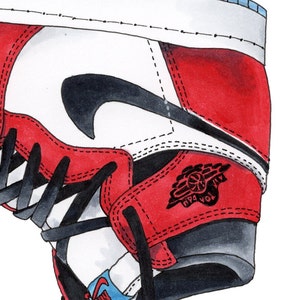 Puede incluir: Una zapatilla roja, blanca y negra con un logotipo Nike swoosh azul y blanco. La zapatilla tiene un cord&oacute;n negro y un logotipo de ala roja y blanca con el texto "AIR JORDAN" en el lateral.