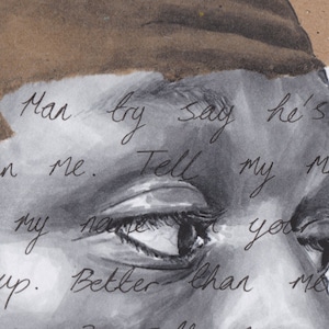 Peut inclure: Un dessin en noir et blanc d'un visage avec un gros plan sur l'&oelig;il. Le dessin est sur un morceau de papier avec du texte manuscrit qui dit : "Man try say he's b than me. Tell my man, on my name you en tup. Better than me?"