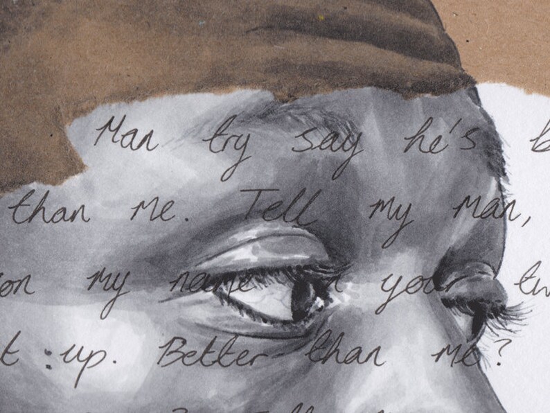 Peut inclure: Un dessin en noir et blanc d'un visage avec un gros plan sur l'&oelig;il. Le dessin est sur un morceau de papier avec du texte manuscrit qui dit : "Man try say he's b than me. Tell my man, on my name you en tup. Better than me?"