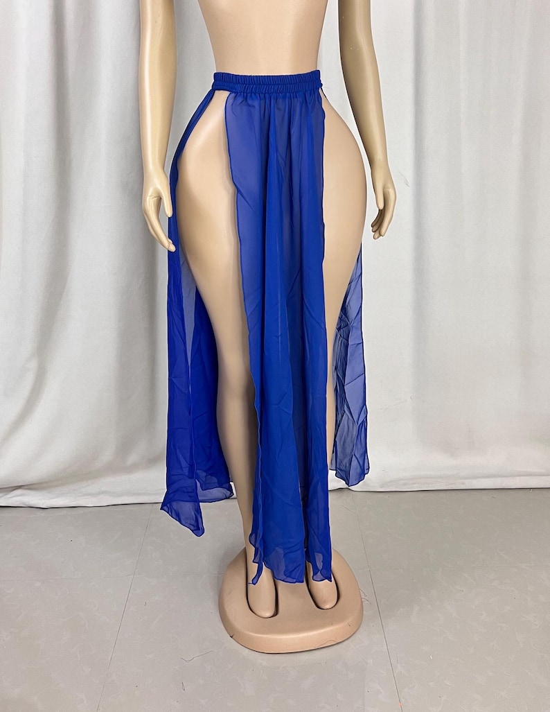 Puede incluir: Una falda maxi de gasa azul real con cintura alta y dos aberturas a los lados.