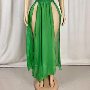 Puede incluir: Una falda larga de gasa verde con dos aberturas altas a los lados. La falda est&aacute; fruncida en la cintura y tiene un dise&ntilde;o sencillo.