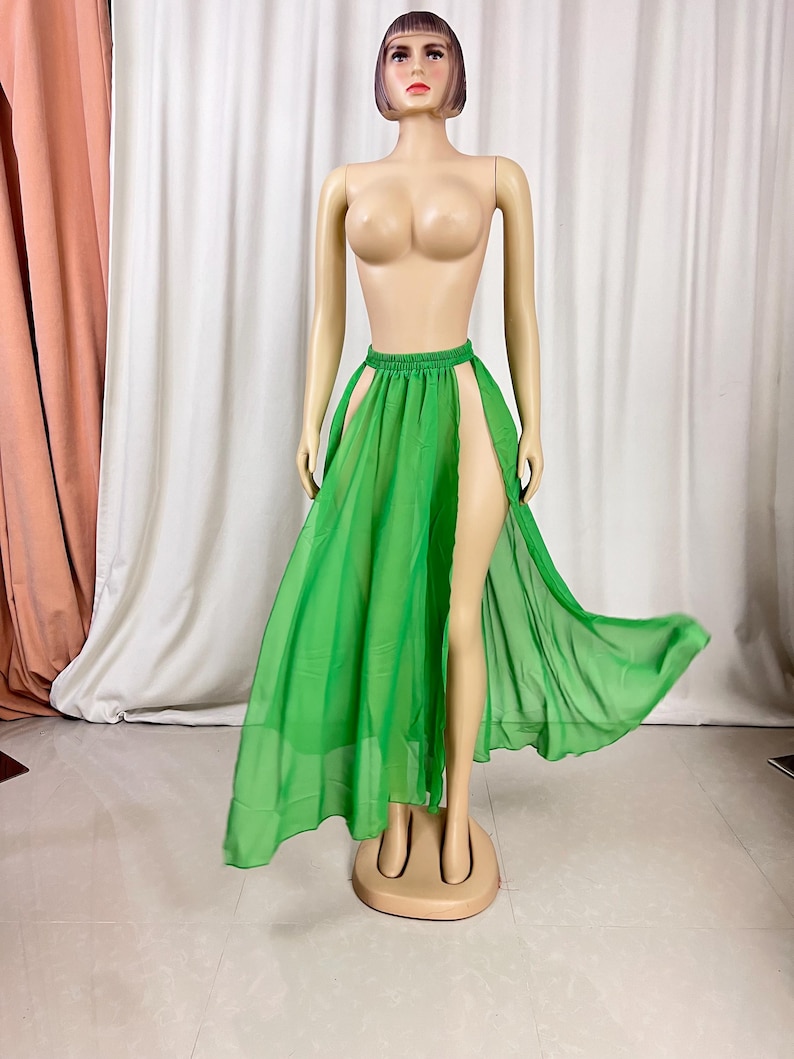 Puede incluir: Una falda larga de gasa verde fluida con una abertura alta a cada lado. La falda est&aacute; fruncida en la cintura y tiene una simple cintura el&aacute;stica.