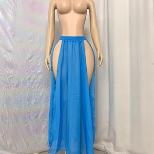Puede incluir: Una falda maxi azul claro con dos aberturas altas a los lados. La falda est&aacute; hecha de una tela transparente y tiene un dise&ntilde;o simple y fluido.
