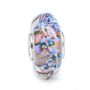 Puede incluir: Una cuenta de vidrio con un patrón de remolino de azul, morado y verde. La cuenta tiene un núcleo de plata y está diseñada para ser utilizada en una pulsera o collar.