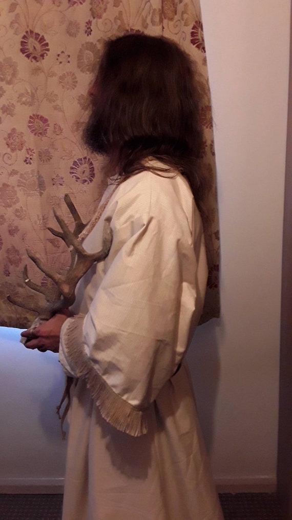Robe de druide avec cape coton ; à capuche coton ; cape en coton sur la robe, d’une longueur totale sous la robe et pochette en objets de valeur. Tenue de magicien. Mage idéal ou clerc. 44f835 Robe de druide avec cape coton ; à capuche coton ; cape en coton sur la robe, d’une longueur totale sous la robe et pochette en objets de valeur. Tenue de magicien. Mage idéal ou clerc. 44f835