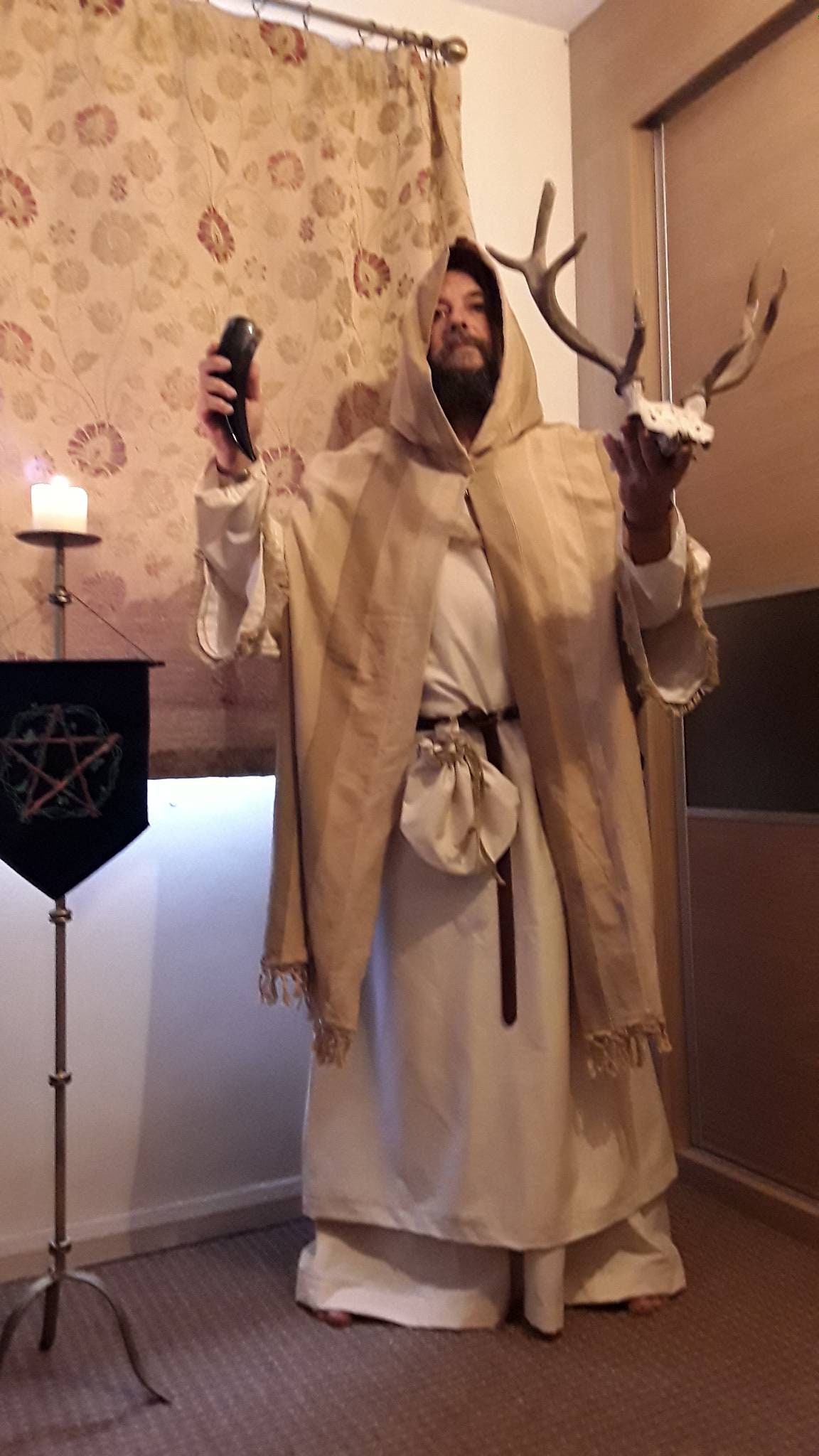 Robe de druide avec cape à capuche coton ; en coton sur la robe, d’une longueur totale sous la robe et pochette en objets de valeur. Tenue de magicien. Mage idéal ou clerc. Robe de druide avec cape coton ; à capuche coton ; cape en coton sur la robe, d’une longueur totale sous la robe et pochette en objets de valeur. Tenue de magicien. Mage idéal ou clerc. 44f835