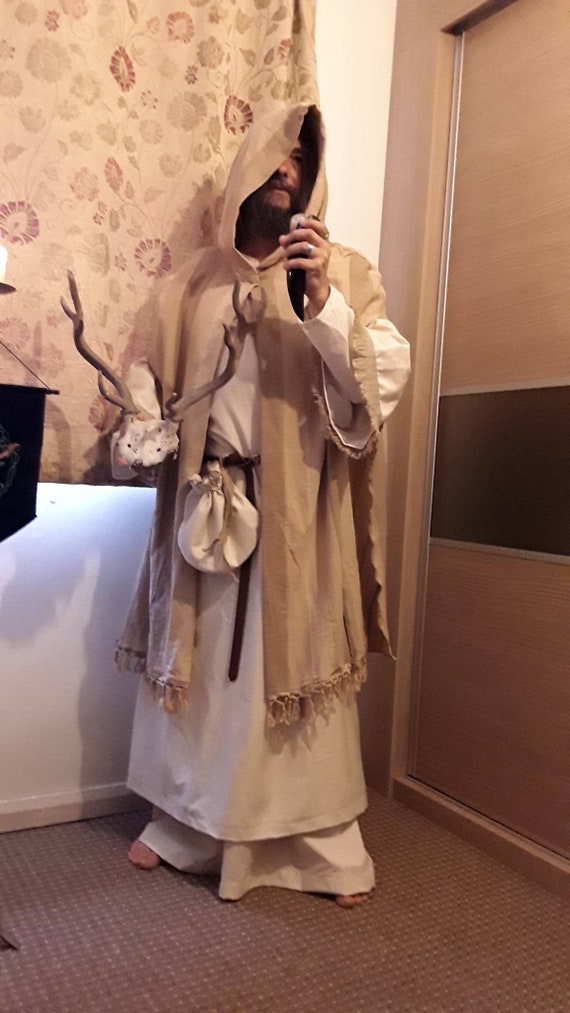 Robe de druide avec cape coton ; à capuche coton ; cape en coton sur la robe, d’une longueur totale sous la robe et pochette en objets de valeur. Tenue de magicien. Mage idéal ou clerc. 44f835 Robe de druide avec cape coton ; à capuche coton ; cape en coton sur la robe, d’une longueur totale sous la robe et pochette en objets de valeur. Tenue de magicien. Mage idéal ou clerc. 44f835