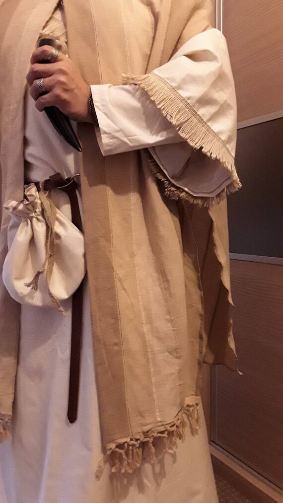 Robe de druide avec cape coton ; à capuche coton ; cape en coton sur la robe, d’une longueur totale sous la robe et pochette en objets de valeur. Tenue de magicien. Mage idéal ou clerc. 44f835 Robe de druide avec cape coton ; à capuche coton ; cape en coton sur la robe, d’une longueur totale sous la robe et pochette en objets de valeur. Tenue de magicien. Mage idéal ou clerc. 44f835