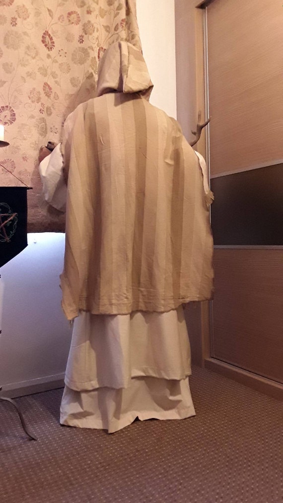 Robe de druide avec cape coton ; à capuche coton ; cape en coton sur la robe, d’une longueur totale sous la robe et pochette en objets de valeur. Tenue de magicien. Mage idéal ou clerc. 44f835 Robe de druide avec cape coton ; à capuche coton ; cape en coton sur la robe, d’une longueur totale sous la robe et pochette en objets de valeur. Tenue de magicien. Mage idéal ou clerc. 44f835