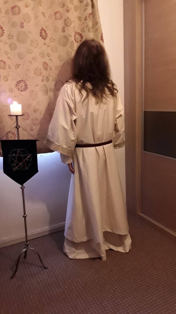 Robe de druide avec cape coton ; à capuche coton ; cape en coton sur la robe, d’une longueur totale sous la robe et pochette en objets de valeur. Tenue de magicien. Mage idéal ou clerc. 44f835 Robe de druide avec cape coton ; à capuche coton ; cape en coton sur la robe, d’une longueur totale sous la robe et pochette en objets de valeur. Tenue de magicien. Mage idéal ou clerc. 44f835