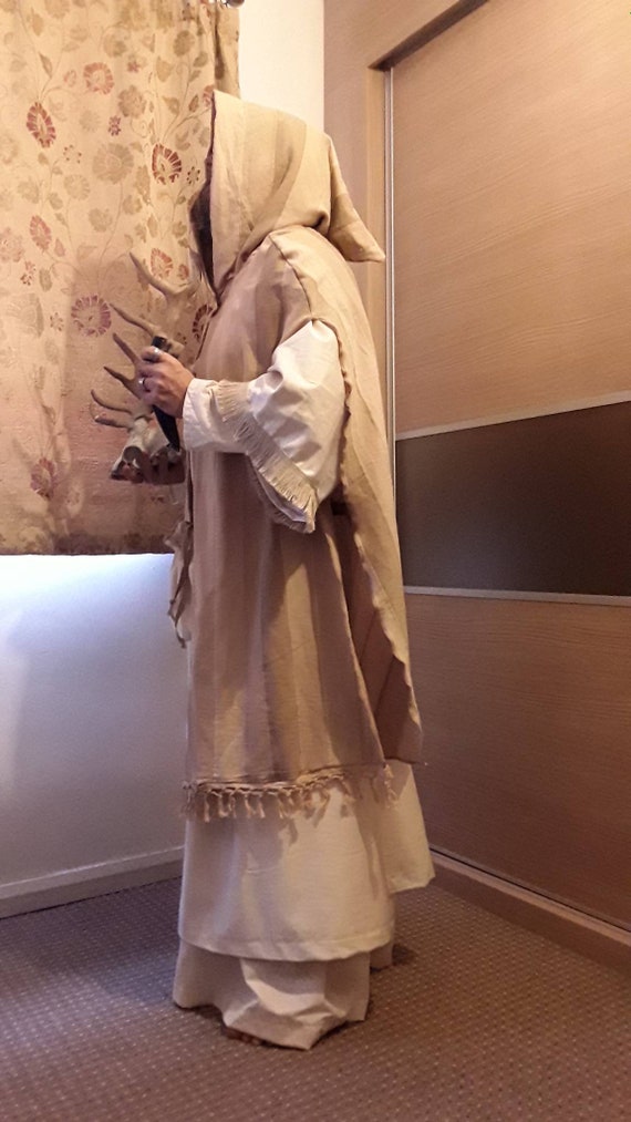 Robe de druide avec cape coton ; à capuche coton ; cape en coton sur la robe, d’une longueur totale sous la robe et pochette en objets de valeur. Tenue de magicien. Mage idéal ou clerc. 44f835 Robe de druide avec cape coton ; à capuche coton ; cape en coton sur la robe, d’une longueur totale sous la robe et pochette en objets de valeur. Tenue de magicien. Mage idéal ou clerc. 44f835
