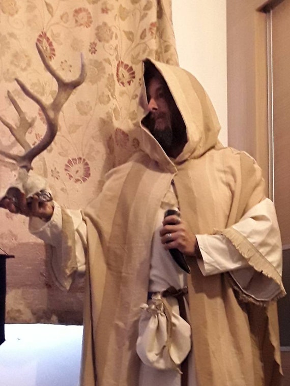 Robe de druide avec cape coton ; à capuche coton ; cape en coton sur la robe, d’une longueur totale sous la robe et pochette en objets de valeur. Tenue de magicien. Mage idéal ou clerc. 44f835 Robe de druide avec cape coton ; à capuche coton ; cape en coton sur la robe, d’une longueur totale sous la robe et pochette en objets de valeur. Tenue de magicien. Mage idéal ou clerc. 44f835