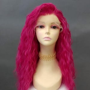 レースフロント 13x4 ディープホットピンク ロングウェーブカーリー 耐熱フリーパートウィッグ 27インチ [Mariya-ElectricPink]