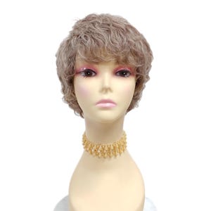 アッシュブロンドとライトグレーのミックスカーリーショートピクシースタイル耐熱レイヤードウィッグ[Betsy-ABlonde/48]