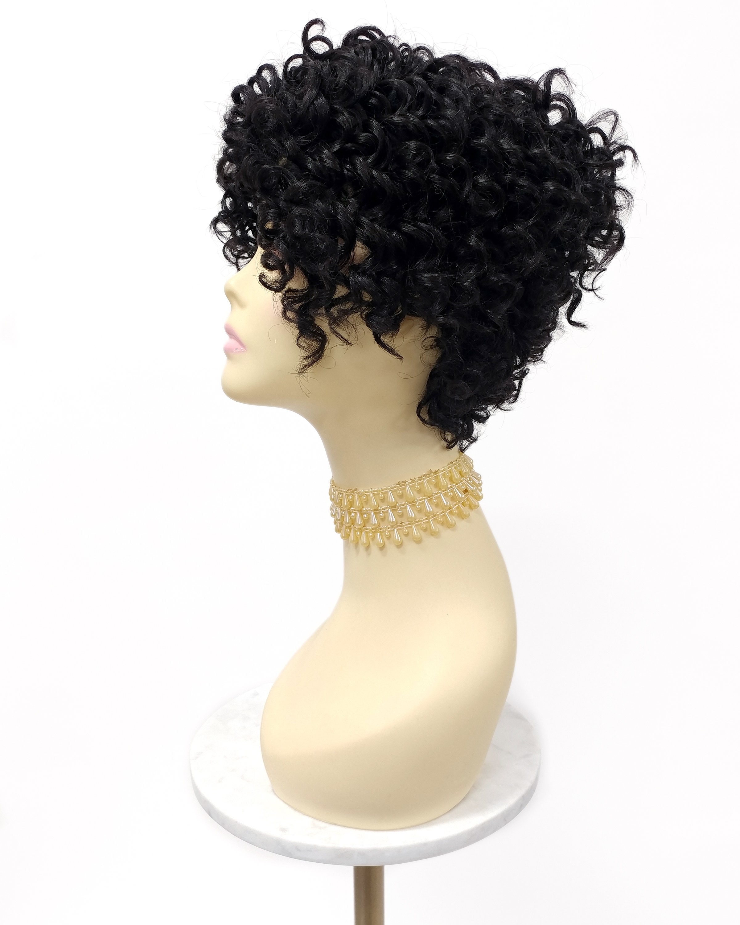 Perruque Courte Bouclée Brun Foncé JULIETTE 2 - Synthétique, Taille Moyenne, Neuve étiquetée