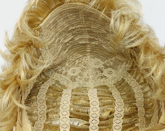 Perruque Synthétique Courte Bouclée Pixie Blonde Dorée Avec Frange - Bonnet Inclus