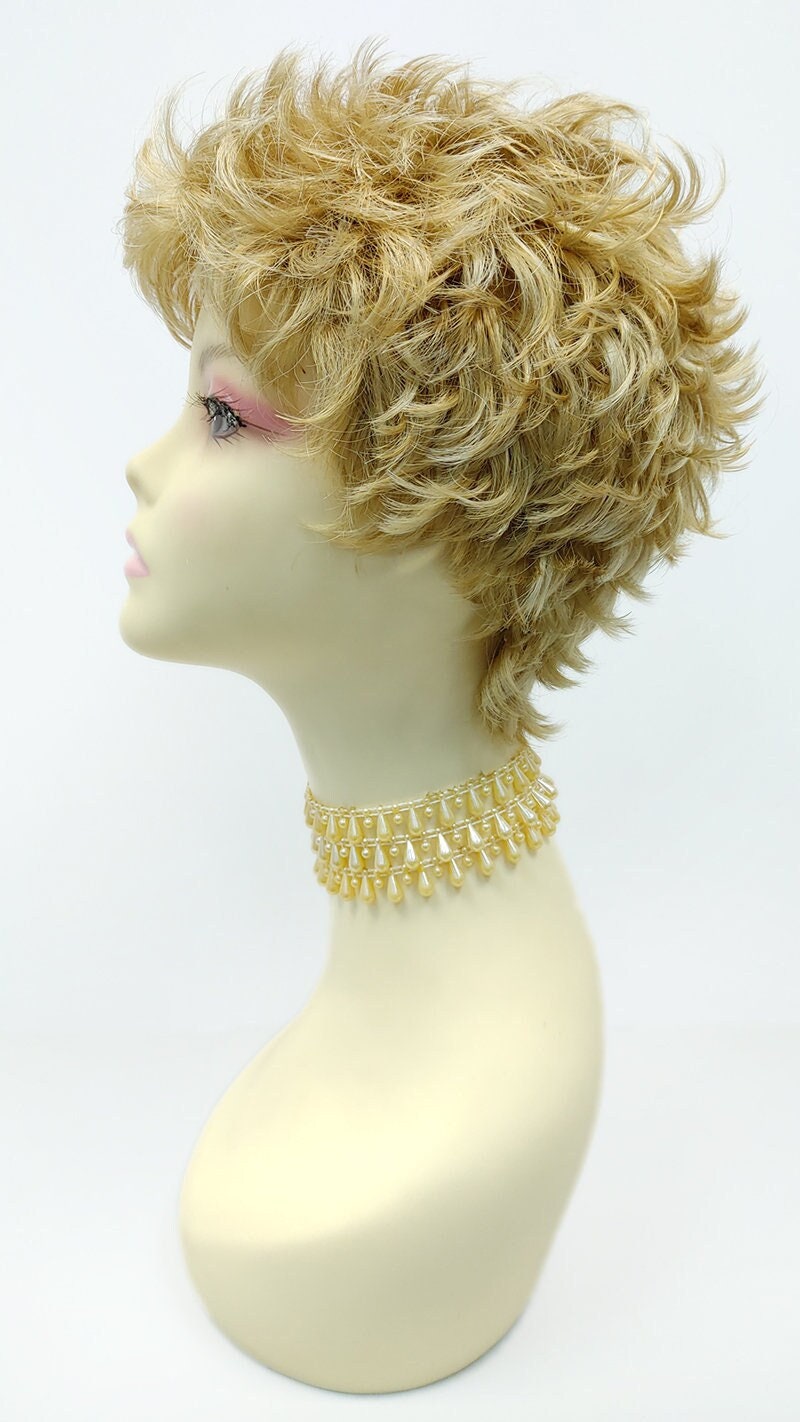 Perruque Courte Bouclée Blond Doré Avec Frange - Synthétique - Bonnet Taille Moyen - Neuf Sans Étiquettes