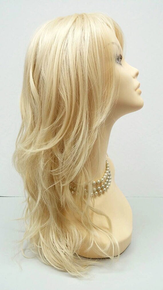 Long 18 Inch Light Blonde Wavy Fashion Wig With Premium Heat  display picture 3