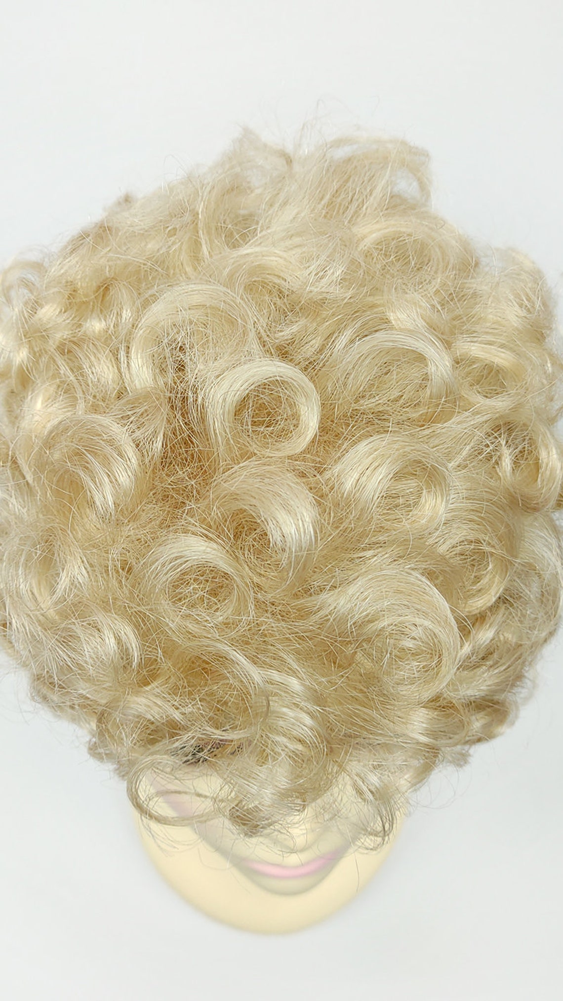 Perruque Courte Femme Blonde Doré Clair 'Brandy' 24B - Synthétique Lisse, Taille Moyenne, Neuve Avec étiquettes