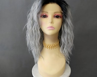 Hellgraue, klassische Lace-Front-Perücke, lang gestuft, gewellt, hitzebeständig, freier Scheitel, 45 cm [Oriana-TTLGray]