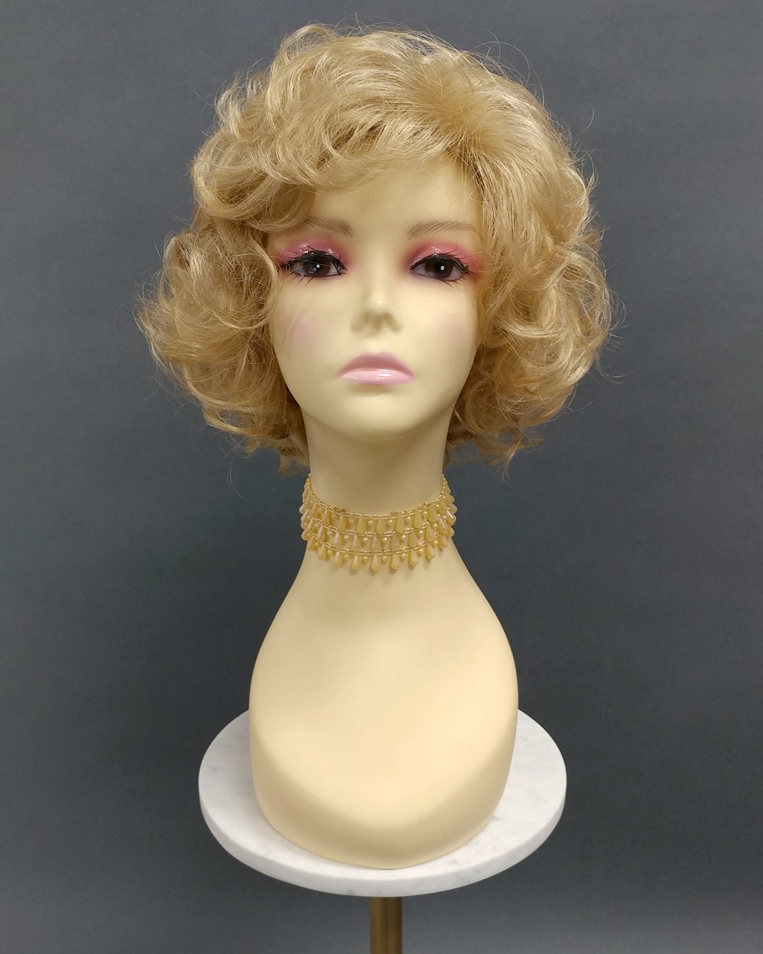 Perruque Synthétique Blonde Dorée Longue Et Bouclée - Avec Frange, Taille Moyenne, Résistante à La Chaleur